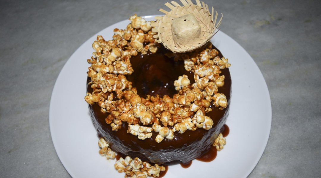 como-fazer-bolo-junino-com-pipoca-caramelada-vaimenina